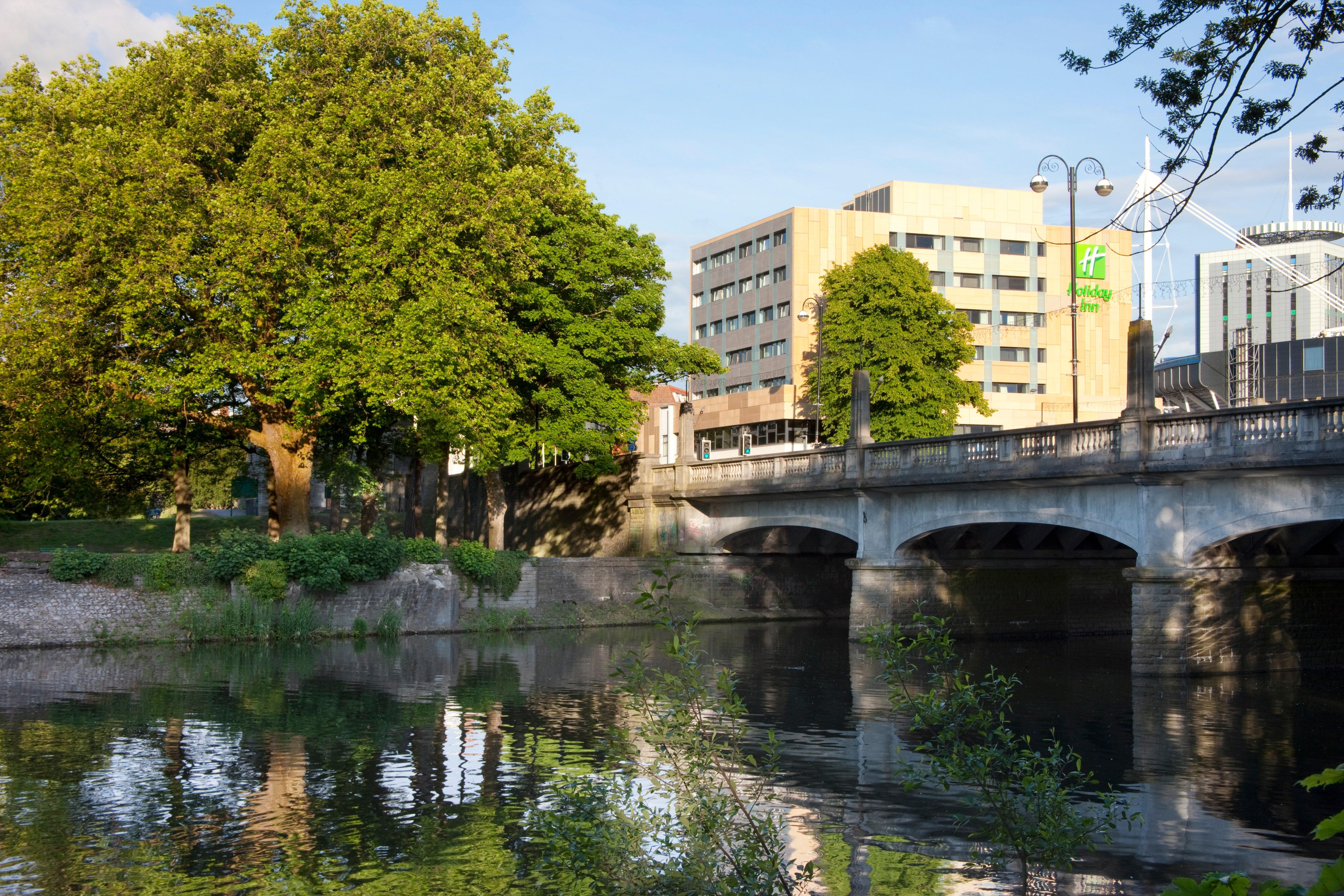 ホリデイ イン カーディフ シティ エクステリア 写真